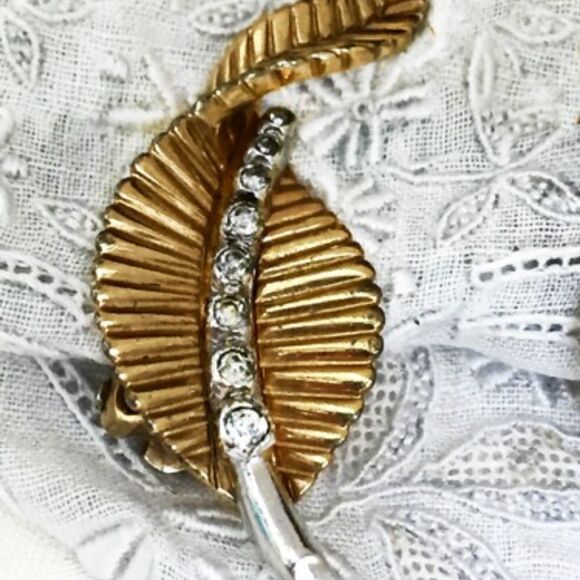 JOMEZ LEAF SHAPE GOLD RHINESTONE CLIP EARRINGS - Picture 4 of 5